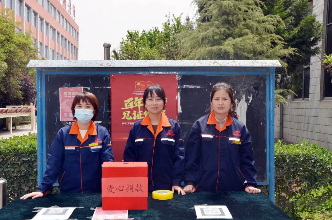大火無(wú)情人有情，同事互幫譜華章(圖1)